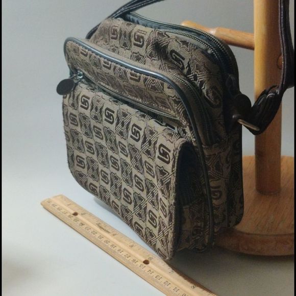 GD Uni-Sex Cross Body Mini Bag - Picture 10 of 12